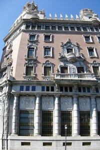 a palác Palacio de Justicia (vše na náměstí Porte de la Mar)