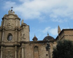 Říká se jí Micalet (Míša) a dominuje nejhonosnější stavbě města