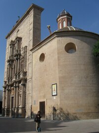 Nedaleko věže stojí chrám se zajímavým portálem