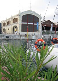 K němu patří i tyto budovy skladů