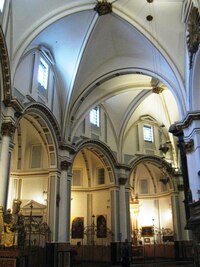 Kněžiště je obklopeno desítkami kaplí