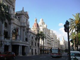 V popředí radnice, vzadu anonymní secesní paláce