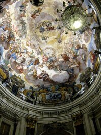 a nádhernými stropnímmi freskami