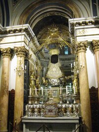 bočních kaplí a oltářů