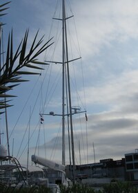 zatím s holými stěžněmi a plachtami v podpalubí