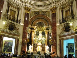 se zdobným mariánským oltářem