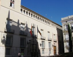 a jeho stín na protější zdi