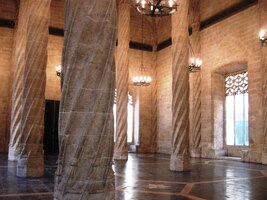 Vstupní aula paláce se spirálovitým sloupovím