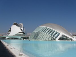 Zbývá už jen název této křehké směsi bílého betonu, modré vody a průzračného skla