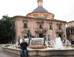 a v pozadí Basilica Virgen de los Desamparados,