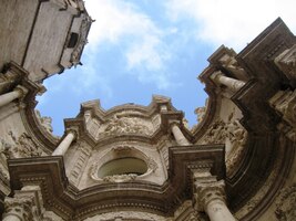 Vlevo jsou skulptury románské a vpravo gotické