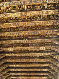 pod tímto skvostným kazetovým stropem