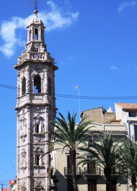 pod věží chrámu Santa Catalina,