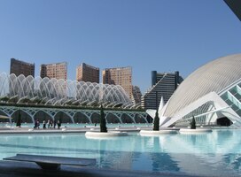 a moderní stavby v okolí jej lemují