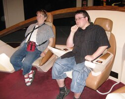 a síla několika G nás tlačí do sedaček