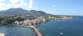 který spojuje hradní ostrov s pevninou