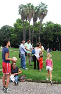 Rodinky tráví neděli v parcích