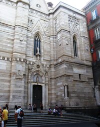 Kolem schodiště před portálem,