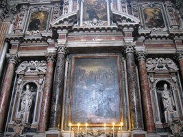 V chrámu je několik obrovských obrazů