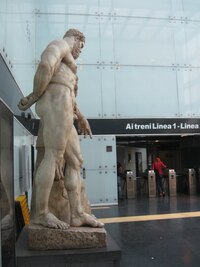 Tato už ale stojí v aule metra,