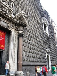 Toto je neobvyklé průčelí kostela,