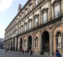 Takhle vypadá jeho průčelí zprava,