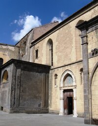 stojící nad vysokým schodištěm