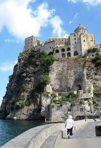 Před námi na vysokém skalním ostrohu