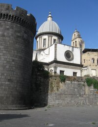 s chrámem Santa Catarina i Formiello v pozadí