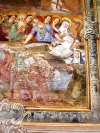 jsou vyzdobeny barevnými obrazy a freskami,