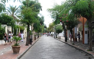 Vyrážíme hlavní ulicí Corso Collona