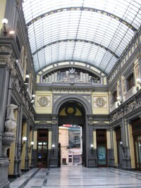 a naše kroky zní mnohonásobným echem