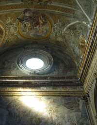 a prosvětluje chrám magickou iluminací