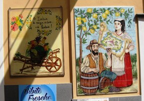 a dole lákají obchůdky se suvenýry