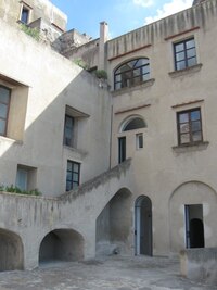 Z hradního nádvoří se sestupuje do sklepení