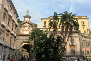 a zdobnou branou do ulice knihkupců