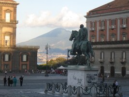 Dvě jezdecké sochy na náměstí