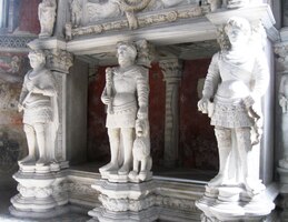 s nádhernou sochařskou výzdobou