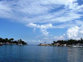 Stejně se jmenuje i letovisko a přístav