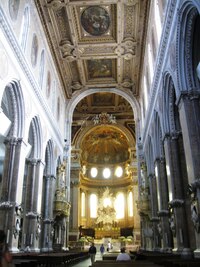 Jsme v hlavním neapolském chrámu (katedrále),