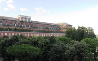 vstříc královskému paláci Palazzo Reale