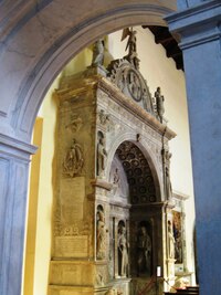 i v protější části lodi