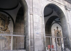 Mohutné ambity v ulici Via Duomo