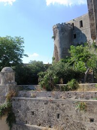 a šedivá krása hradu nad nimi