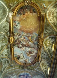 a fresky na stropě i stěnách jsou nádherné