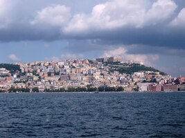 Za skly oken trajektu vidíme hrad Castel Sankt Elmo,