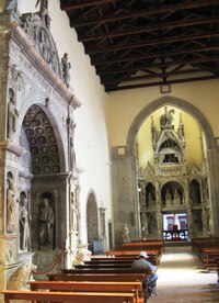 s neobvyklou architekturou interiéru.