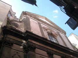 je úzká, rušná a sevřená paláci a kostely