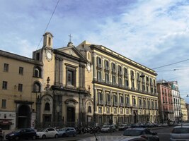 Tento se "přivinul" ke kostelu