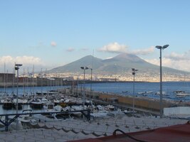 a z rampy nad ní zamávali Vesuvu